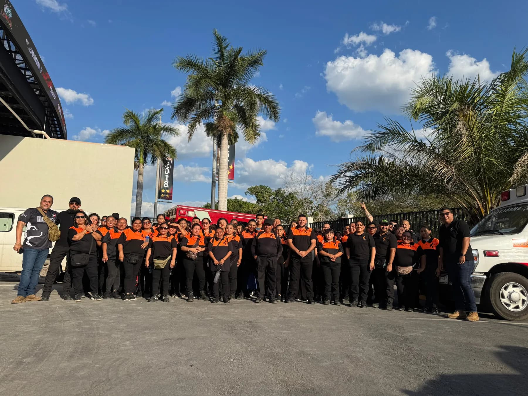 Equipo de Grupo Huskies formado afuera del estadio en Mérida