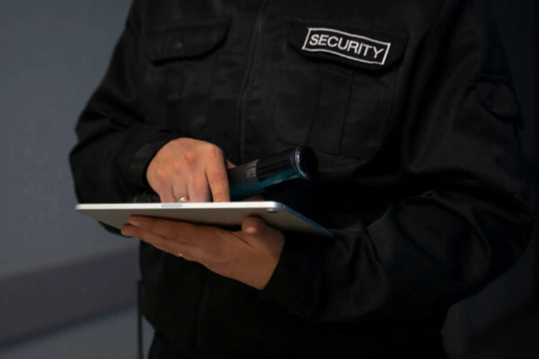 Guardia de seguridad revisando protocolos en una tableta