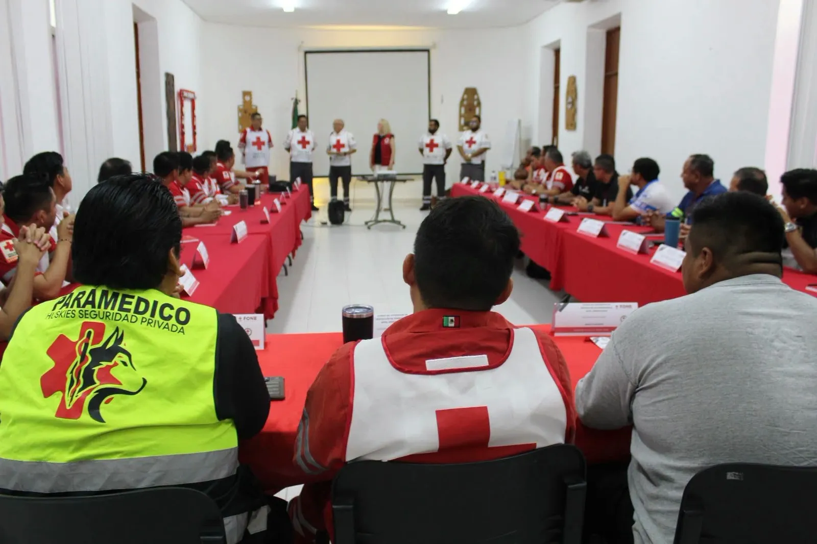 Personal paramédico de Huskies en un curso con la Cruz Roja
