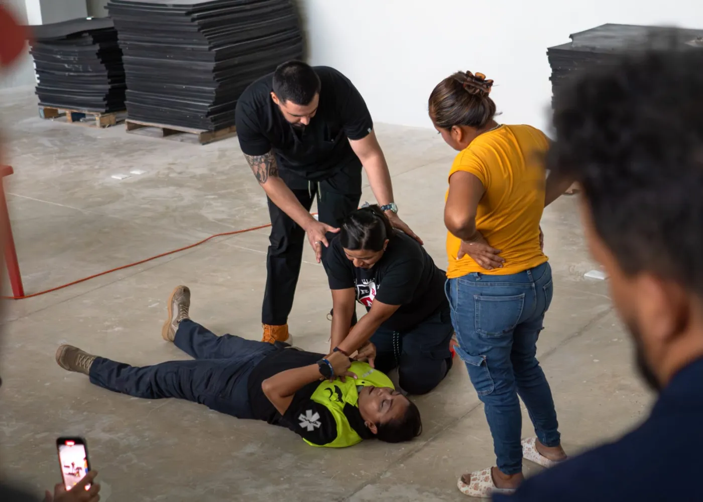 Personal en entrenamiento de atención a emergencias