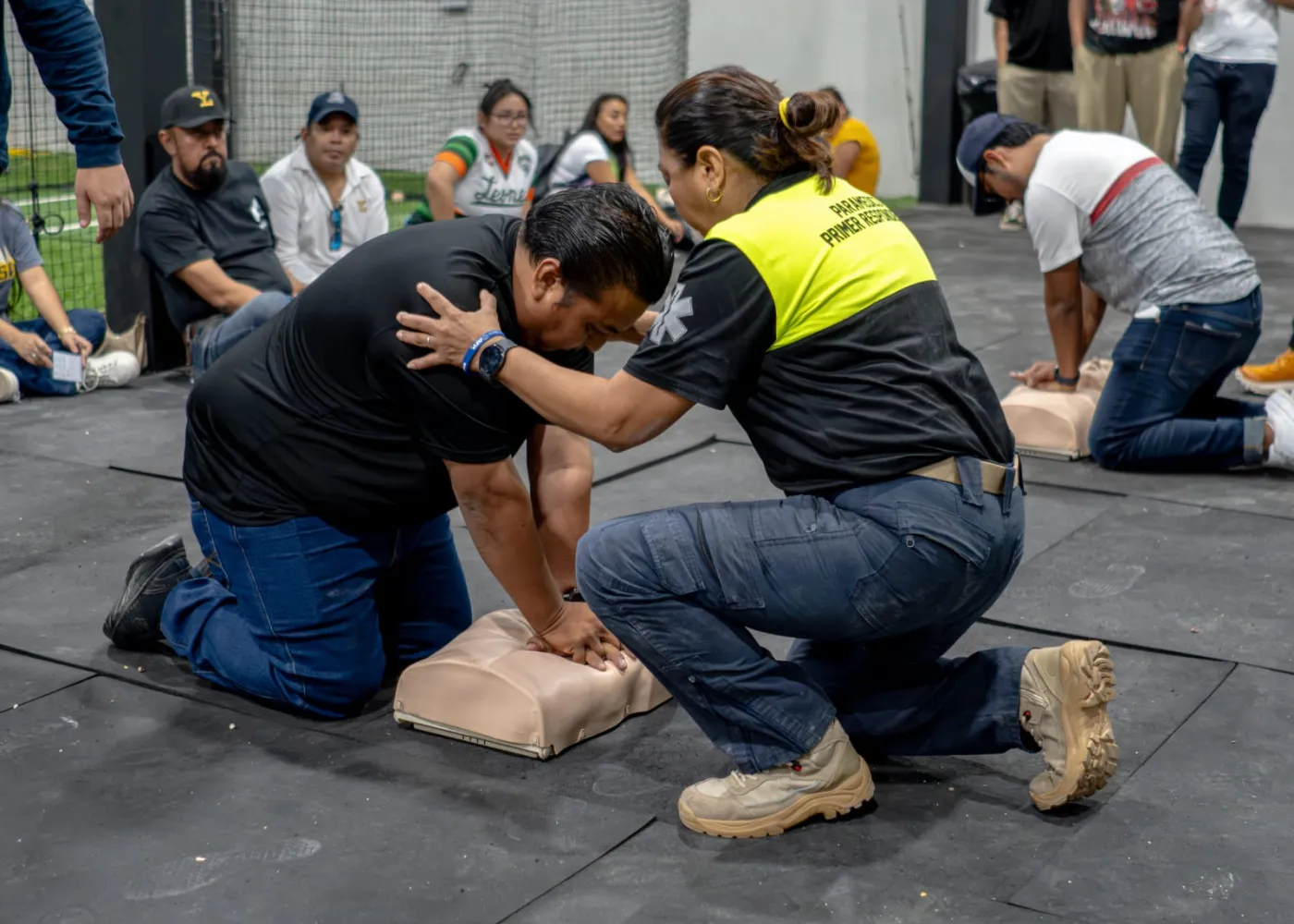 Instructores de Huskies durante un curso de primeros auxilios