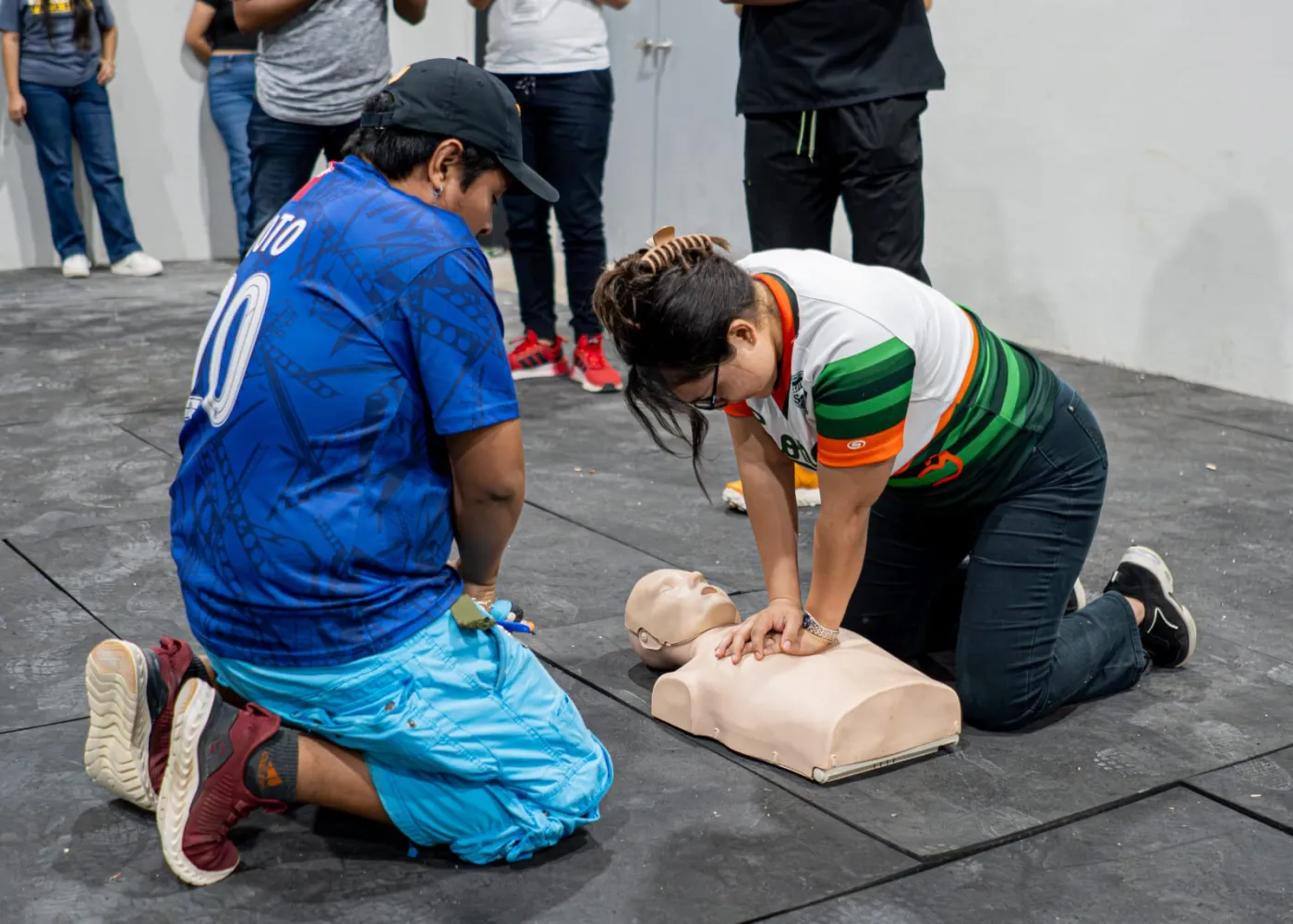 Participantes practicando maniobras de rescate