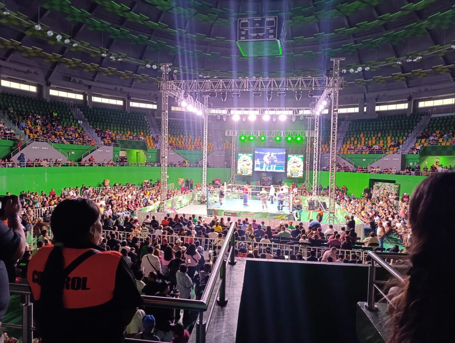 Evento de Lucha Libre AAA en Mérida con seguridad de Huskies